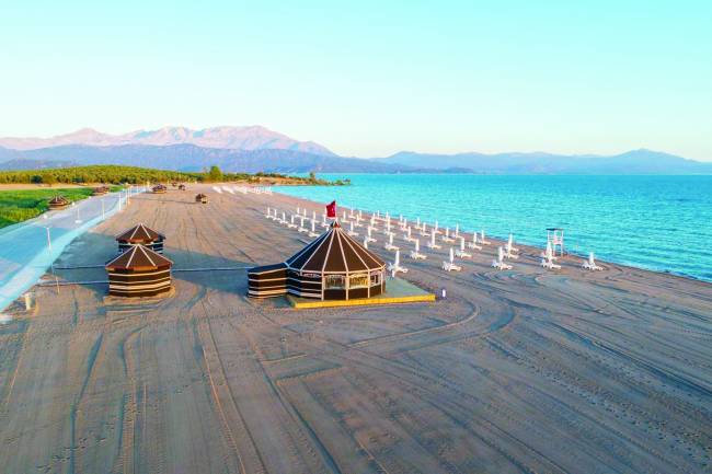 Karaburun Plajı Hizmete Açıldı