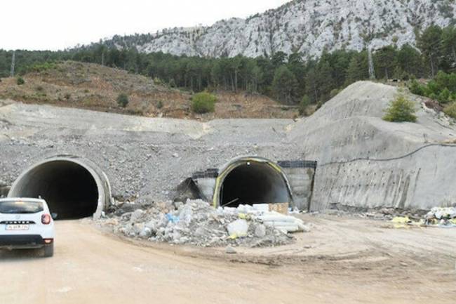 Vatandaş bitirilmeyen Gembos Yoluna isyan edip siyasilere seslendi: ‘BİTİRMEZSENİZ OY YOK!’