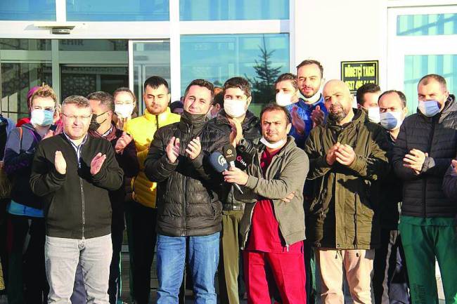 Sağlık Çalışanlarından ALKIŞLI PROTESTO