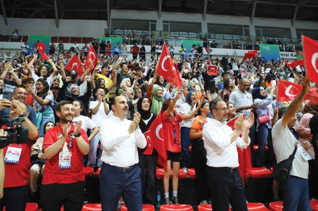 Bakan Kasapoğlu ve Başkan Altay, Voleybol Milli Takımı’nın sevincine ortak oldu