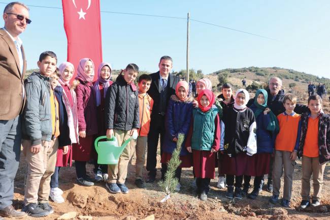 FİDANLAR toprakla buluşturuldu