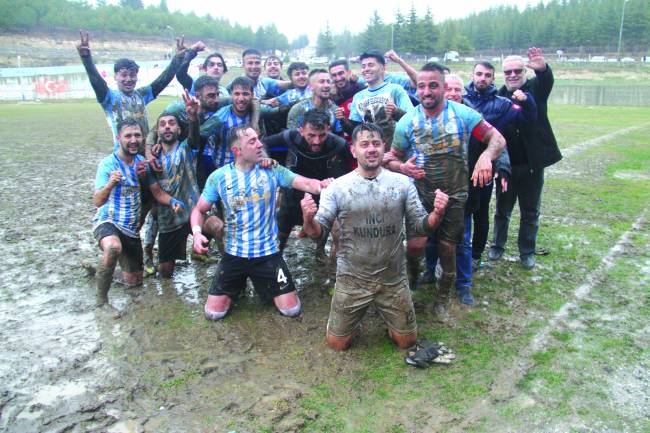 Çamur içerisinde gelen şampiyonluğu böyle kutladılar  Beyşehirspor, Süper Grup’ta 