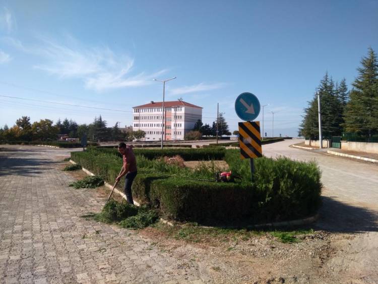 Hüyük’te Yol kenarlarındaki ağaçlar budanıyor