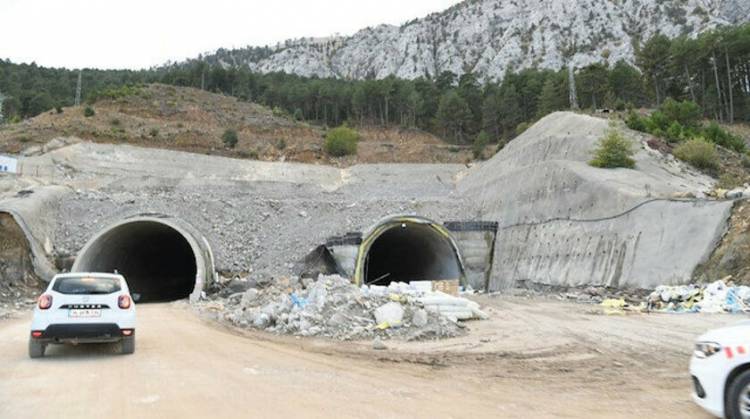 Vatandaş bitirilmeyen Gembos Yoluna isyan edip siyasilere seslendi: ‘BİTİRMEZSENİZ OY YOK!’